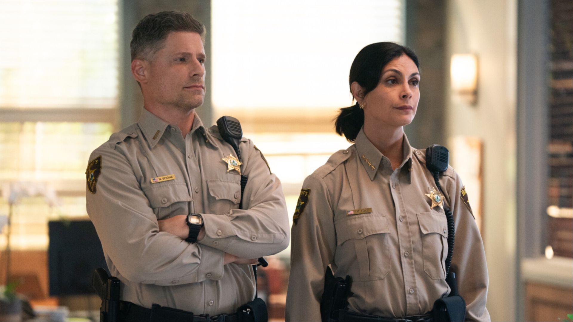 Matt Lauria como Boone e Morena Baccarin como Mickey em Sheriff Country temporada 1