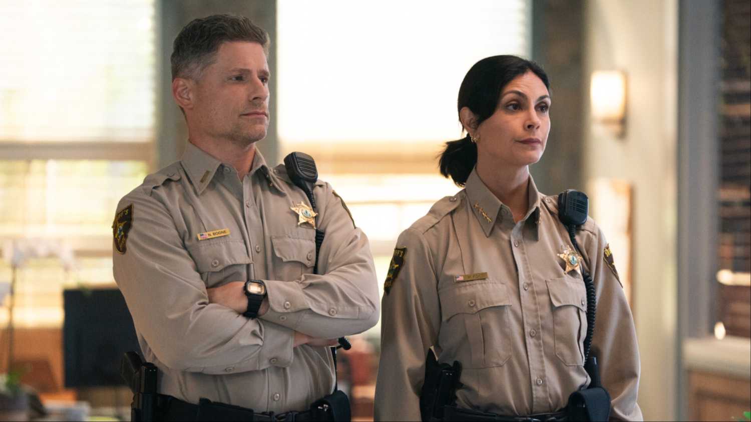 Matt Lauria como Boone e Morena Baccarin como Mickey em Sheriff Country temporada 1