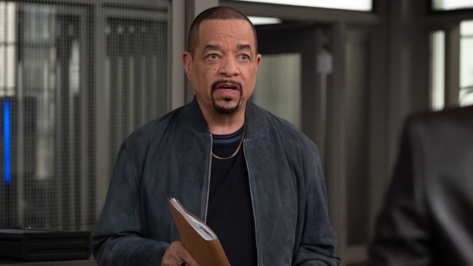 Fin updating Benson a case in Law & Order: SVU season 27