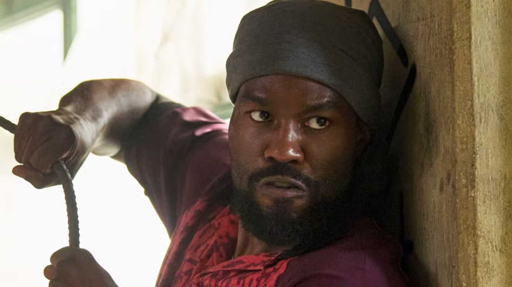 Yahya Abdul-Mateen II as John Creasey holding a rope in Man on Fire