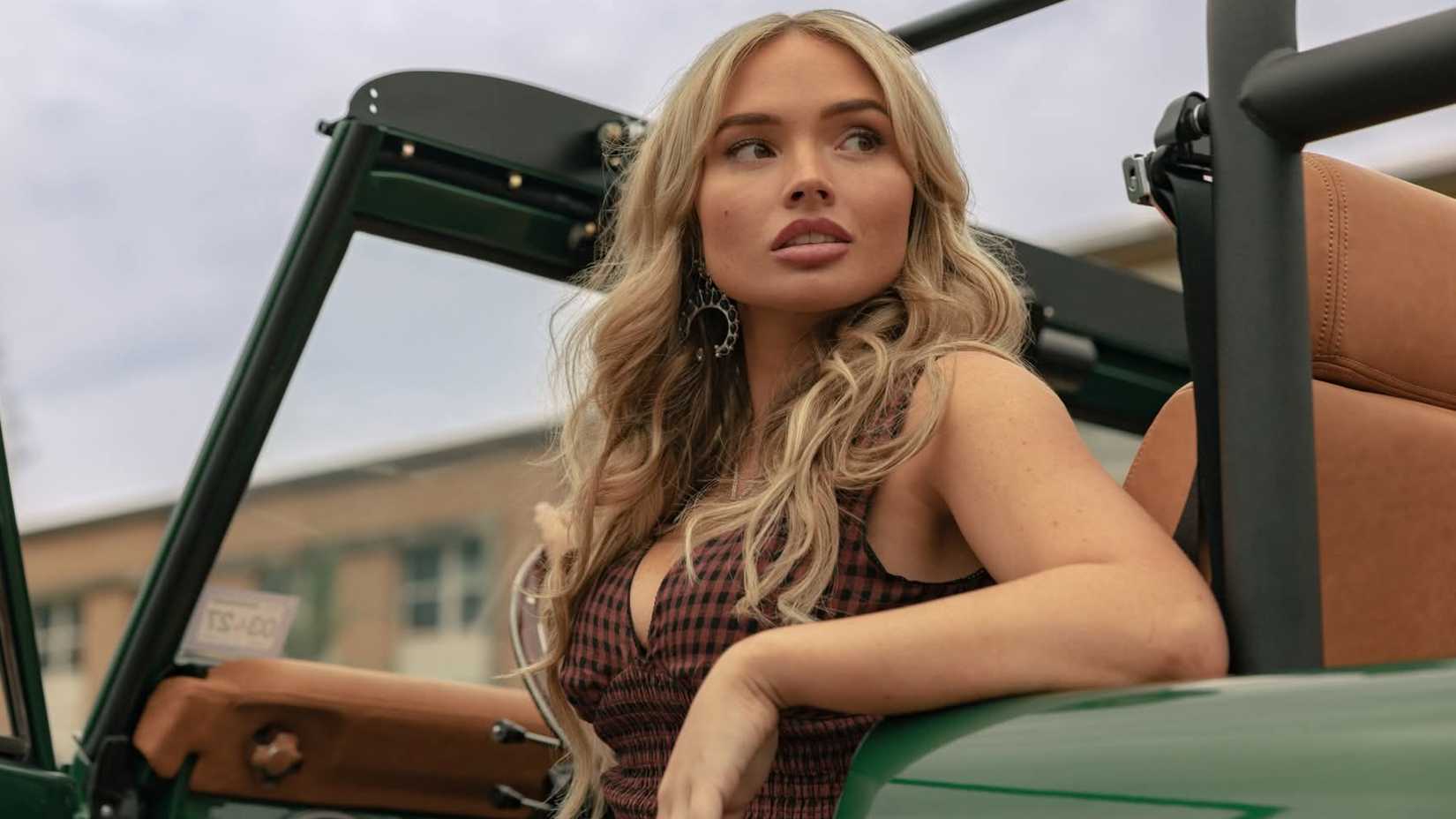 Natalie Alyn Lind como Oreana em Dutton Ranch