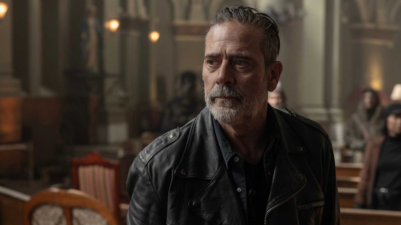 Negan em uma igreja durante os eventos de The Walking Dead: Dead City