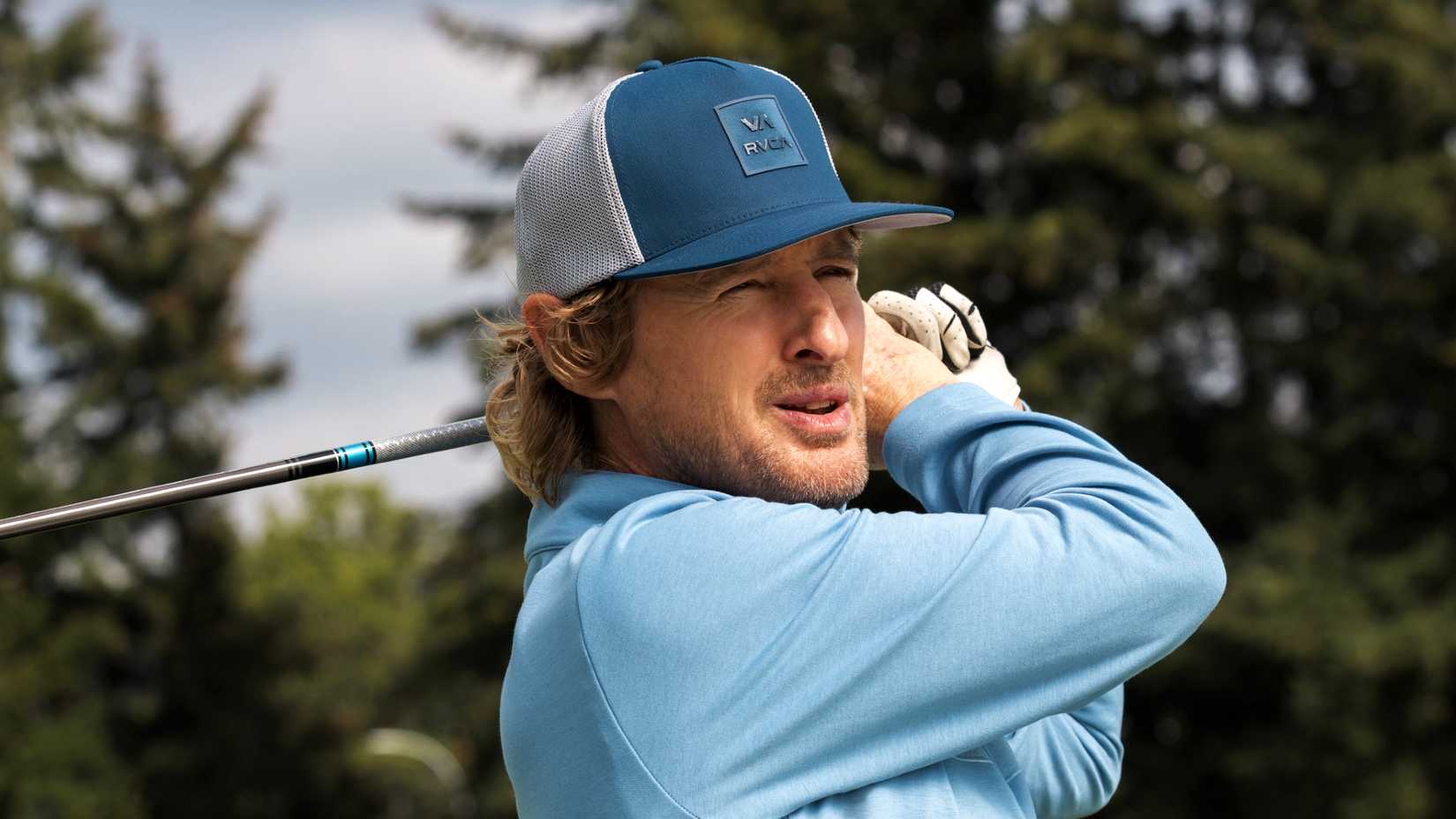 Owen Wilson as Pryce Cahill swining a golf club in Stick season 1