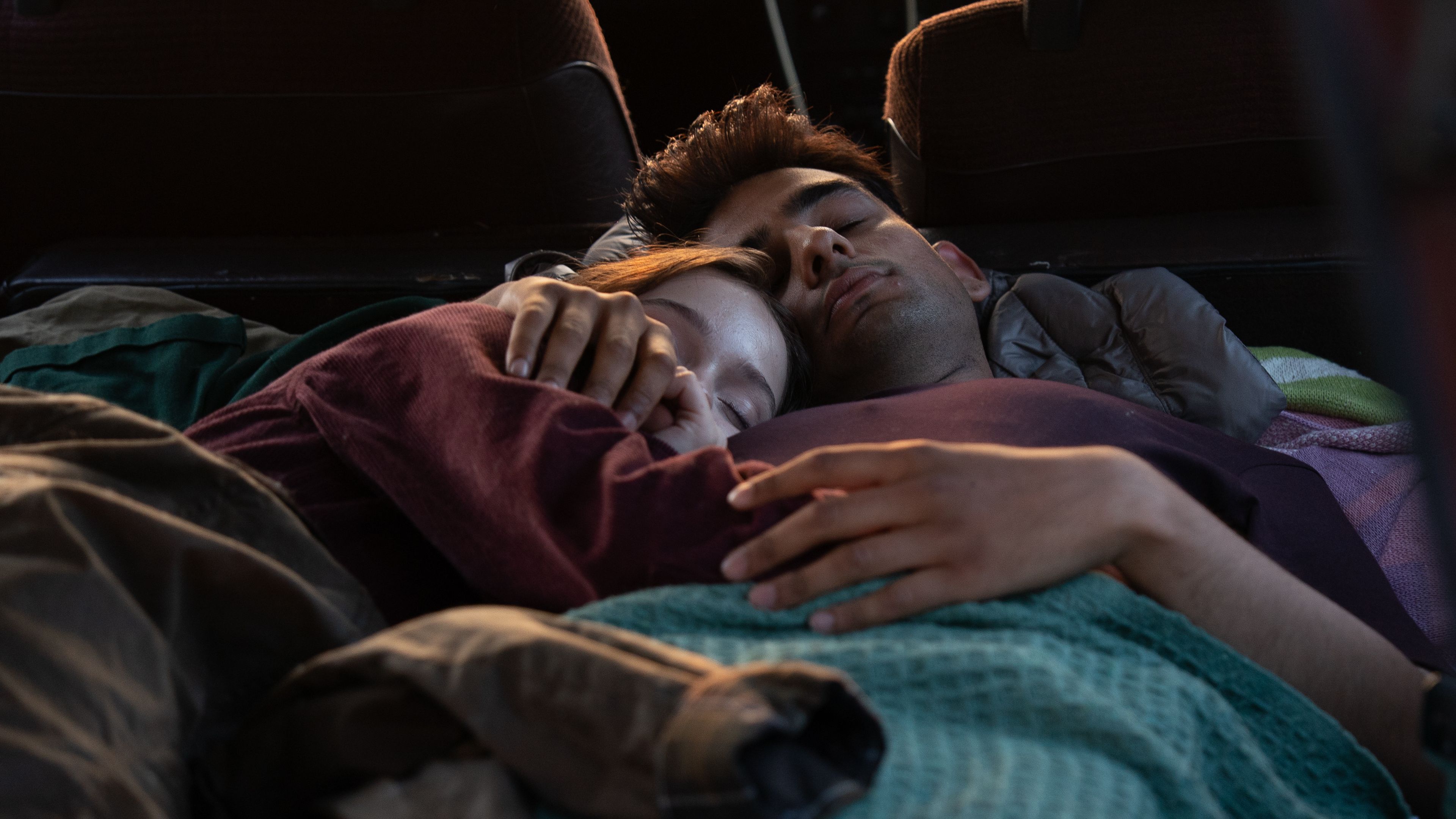 Pip e Ravi em momento de proximidade na segunda temporada