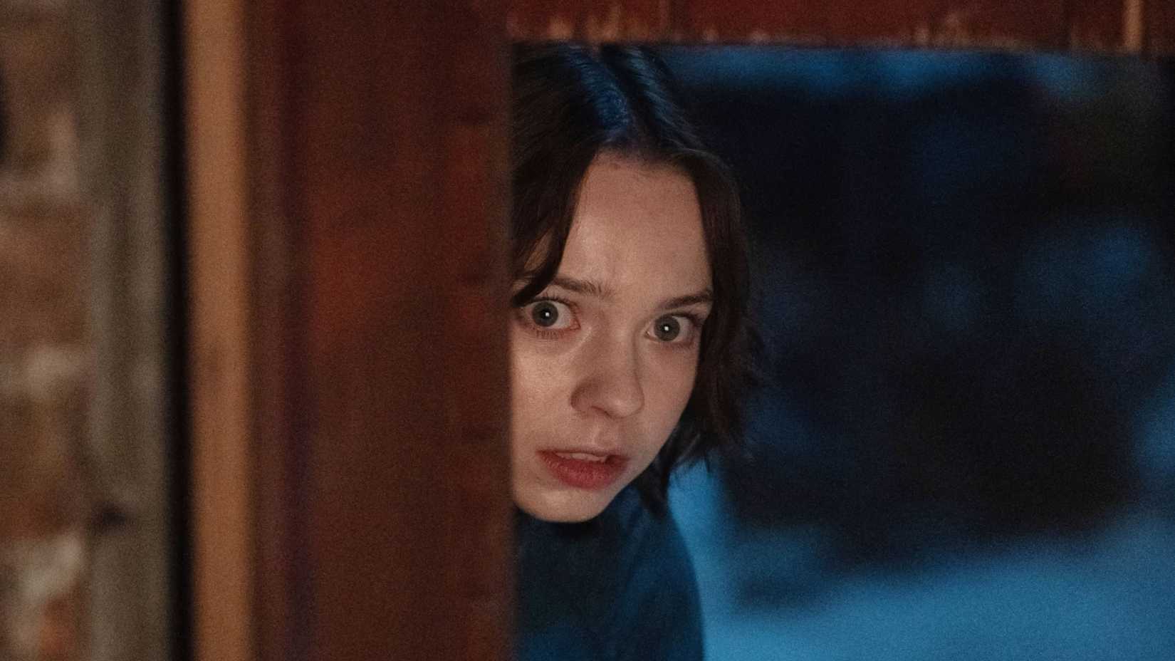 pip fitz amobi emma myers peeking around a corner in a good girl s guide to murder season 2