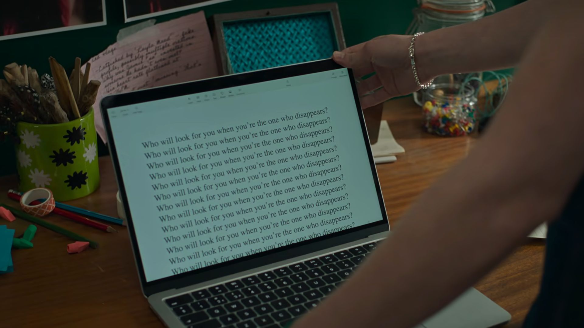 Pip investigando pistas em seu computador