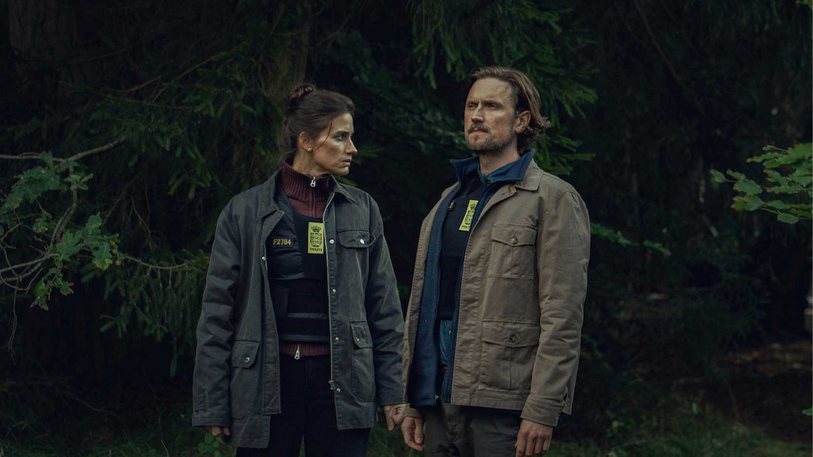 Naia Thulin e Mark Hess em cena de The Chestnut Man: Hide and Seek