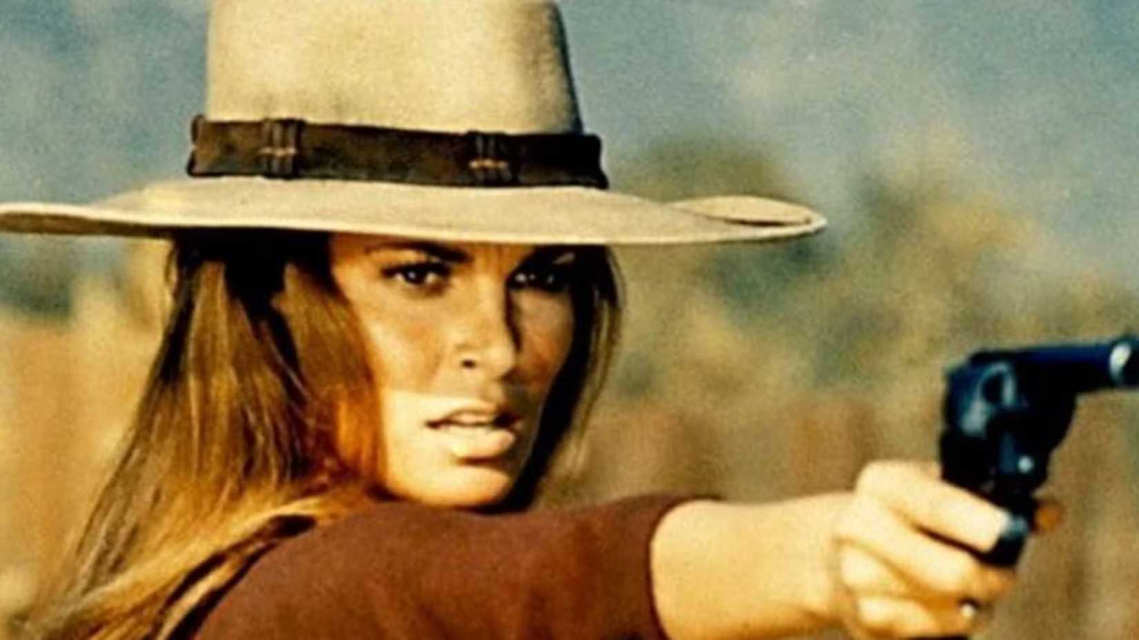 Raquel Welch aiming a gun as Hannie Caulder