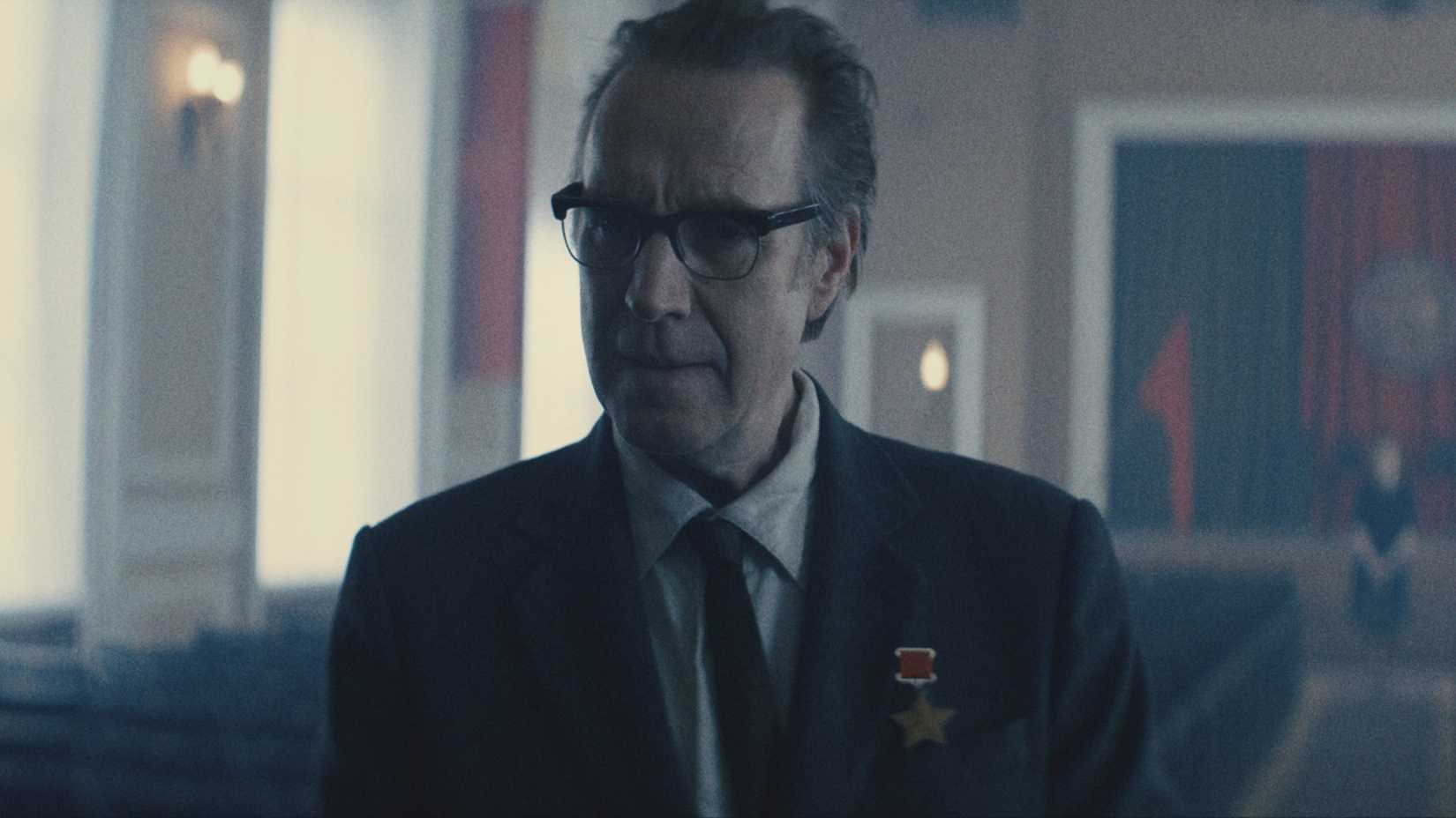 Rhys Ifans como Chief Designer em Star City