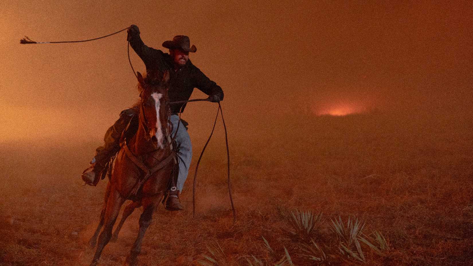 Rip Wheeler a cavalo durante o incêndio em Dutton Ranch