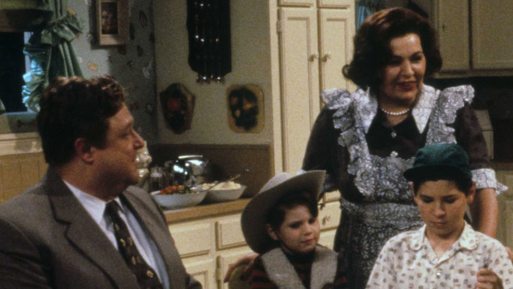 Roseanne e Dan vestidos como nos anos 1950