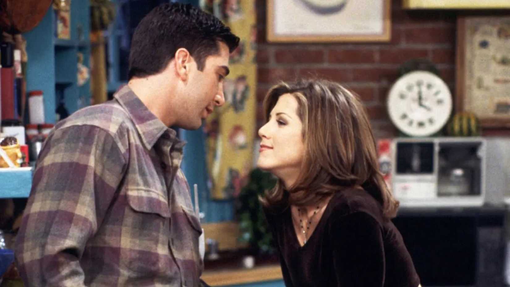 Ross and Rachel lean in for a kiss in Friends.