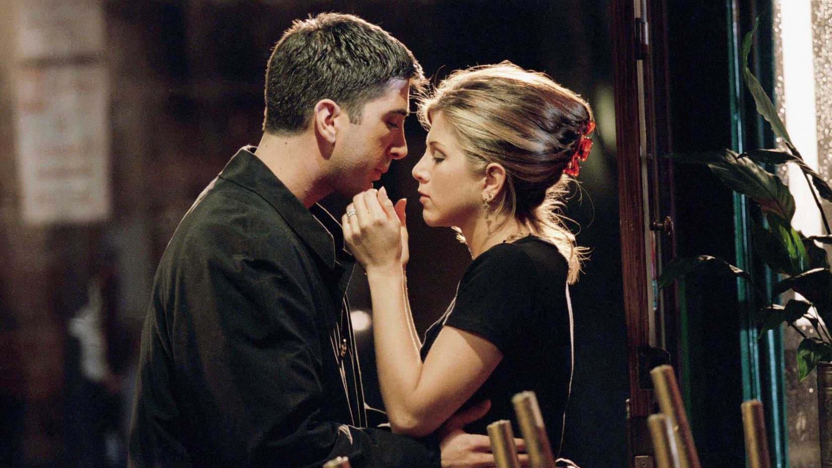 Ross e Rachel prestes a se beijar em Friends.