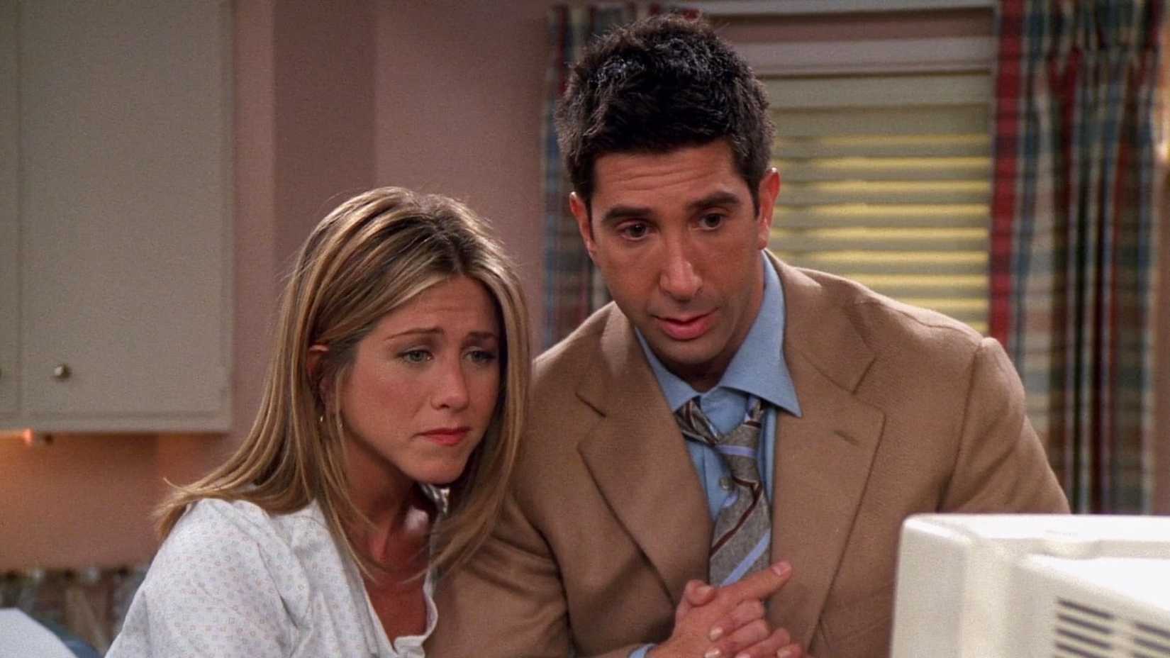 Ross e Rachel observam um ultrassom em Friends.
