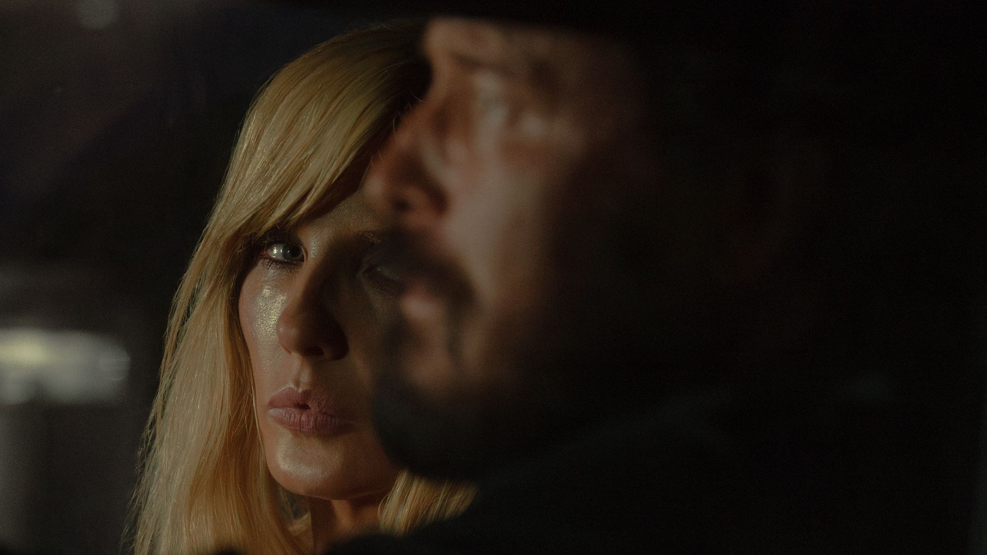 Beth e Rip em cena de Dutton Ranch