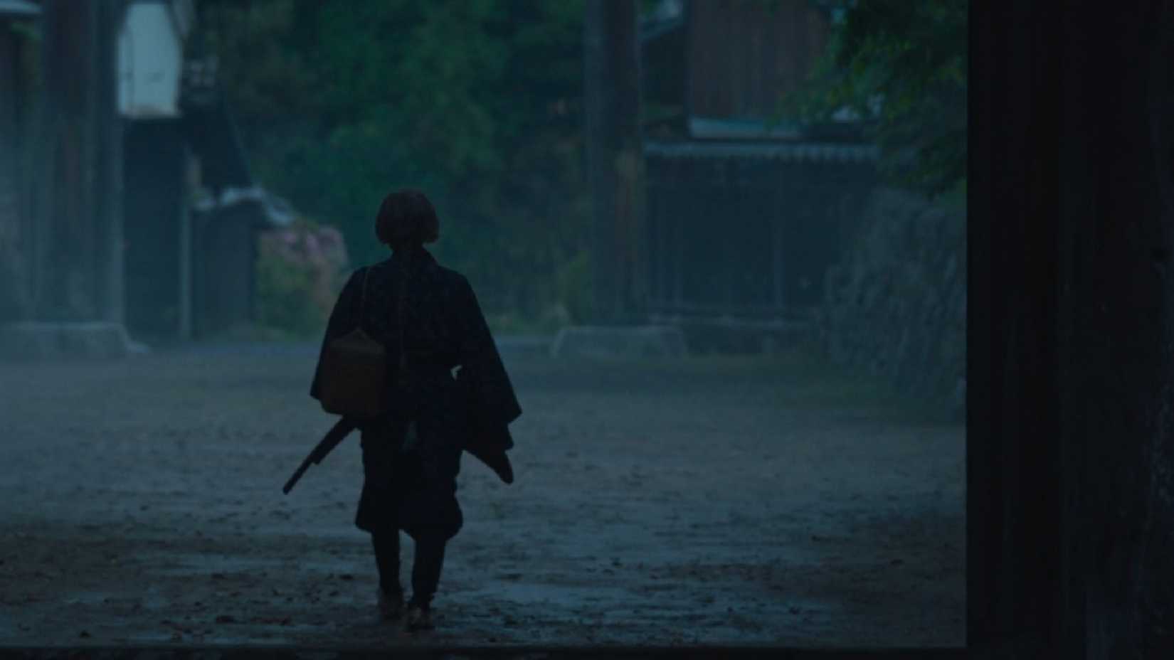 Saito Hajime caminhando em cena de Song of the Samurai