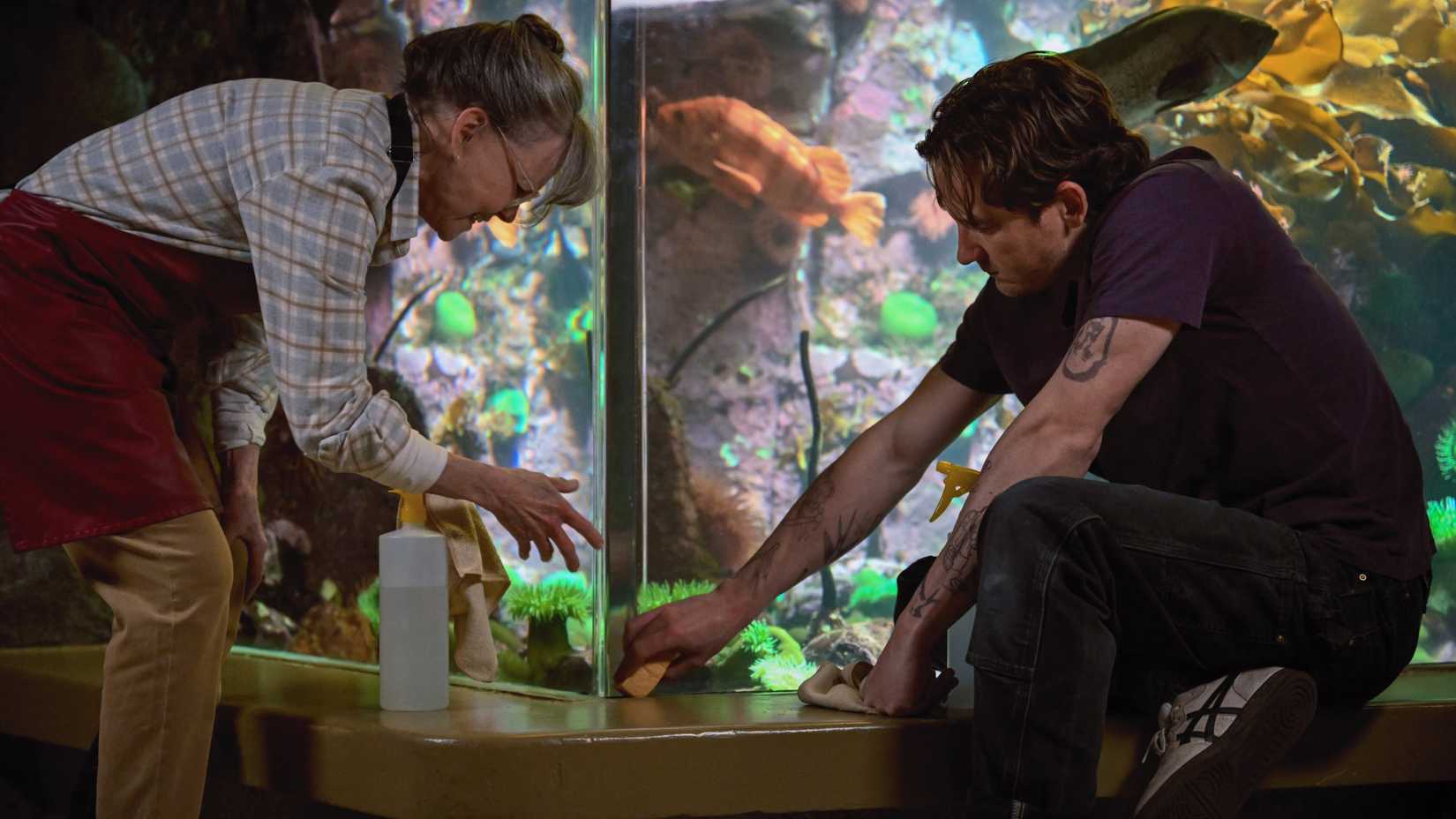 Sally Field como Tova ensinando Lewis Pullman como Cameron em Remarkably Bright Creatures