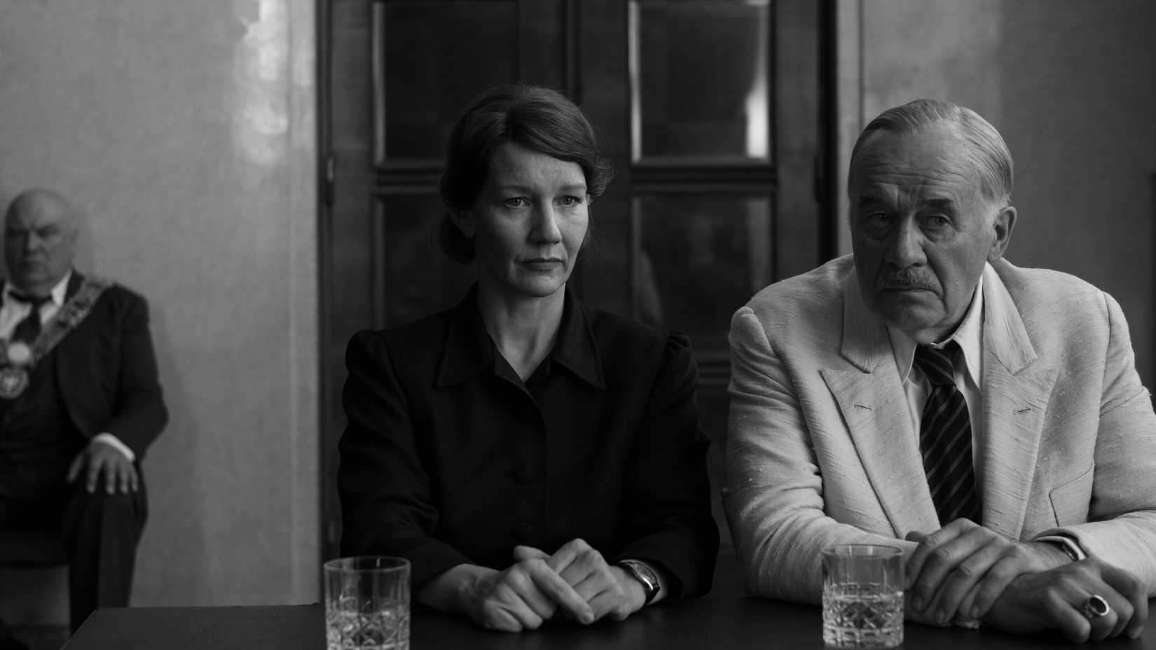 Sandra Hüller e Hanns Zischler em cena do drama Fatherland