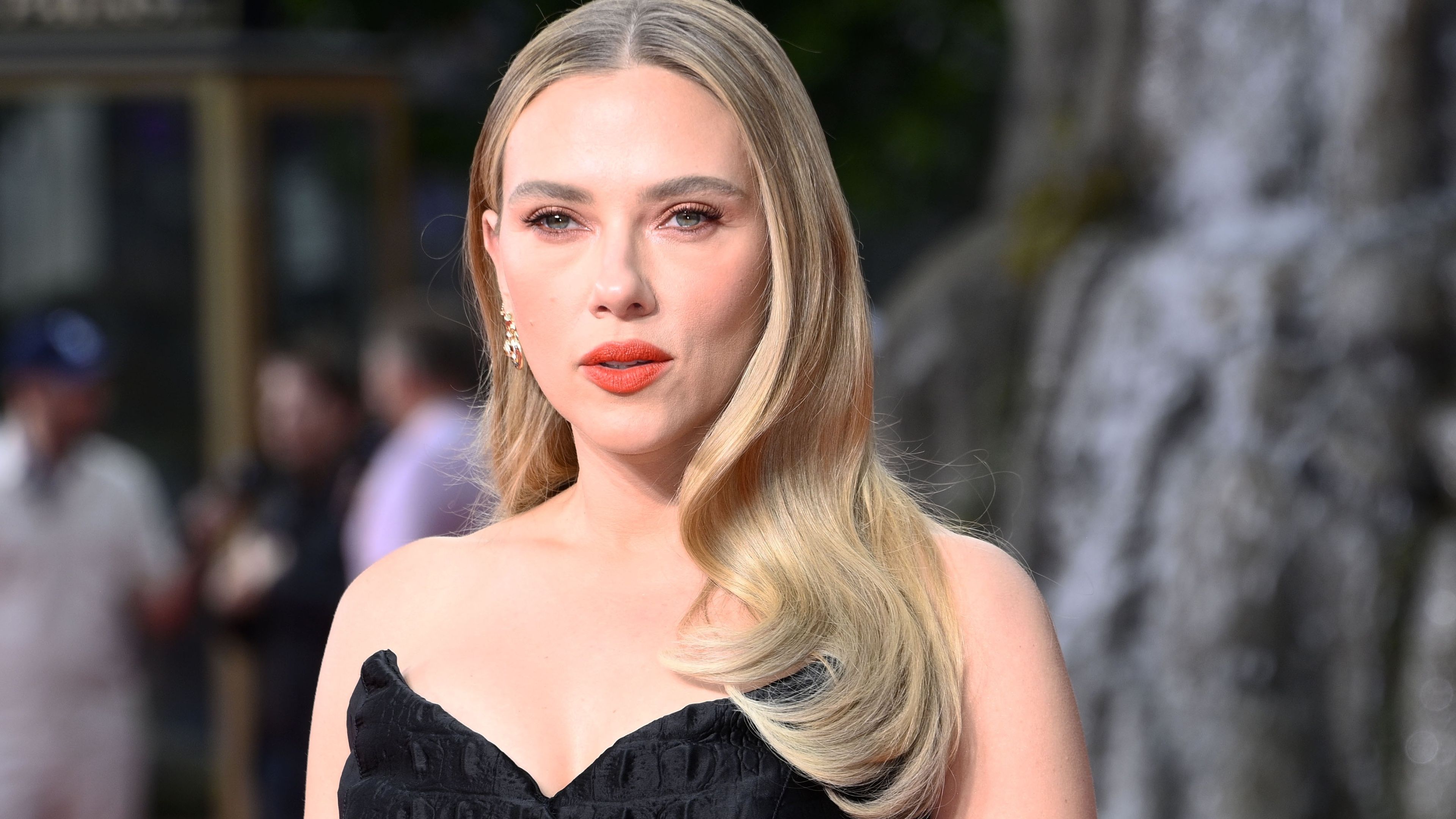 Scarlett Johansson's New Netflix Sci-Fi Movie Unveils The Alien Mafia & A Deadly Mystery