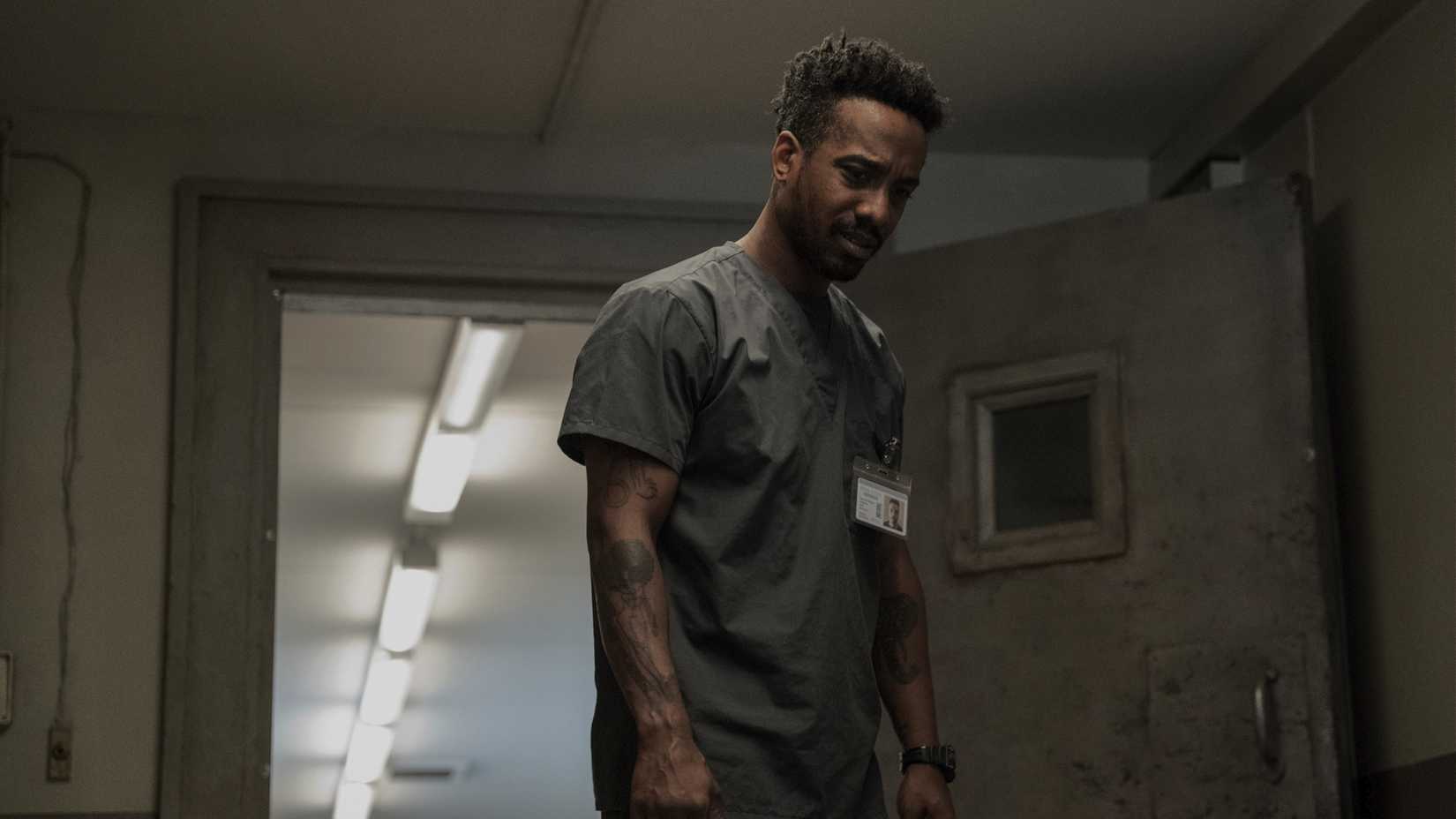 Cena de The Terror: Devil in Silver mostrando um corredor do hospital.