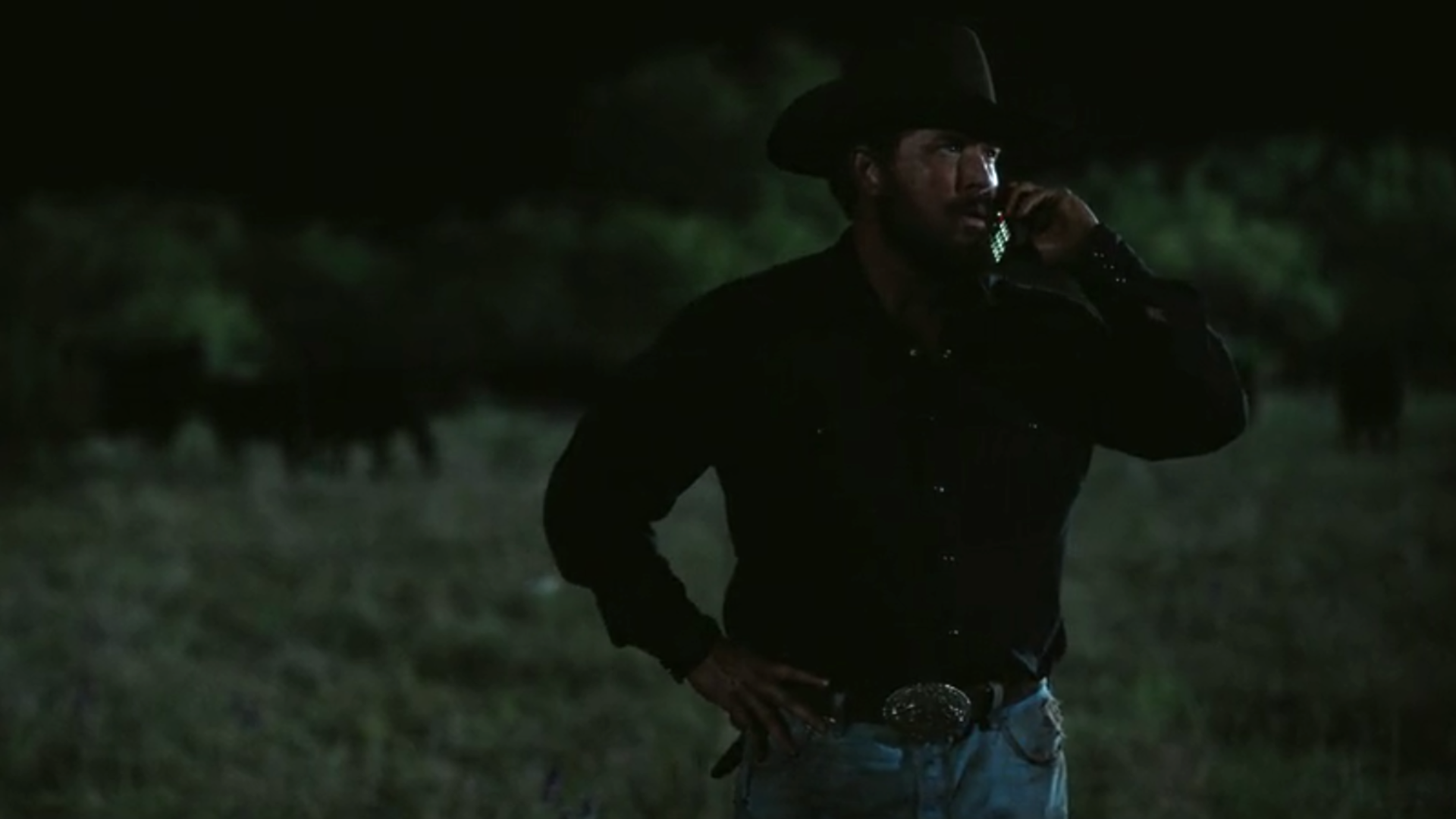 Rip Wheeler ao telefone em Dutton Ranch