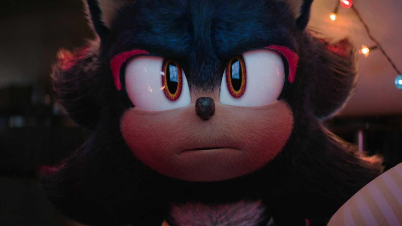 Shadow the Hedgehog צופה בטלוויזיה בעיניים פעורות ב-Sonic the Hedgehog 3