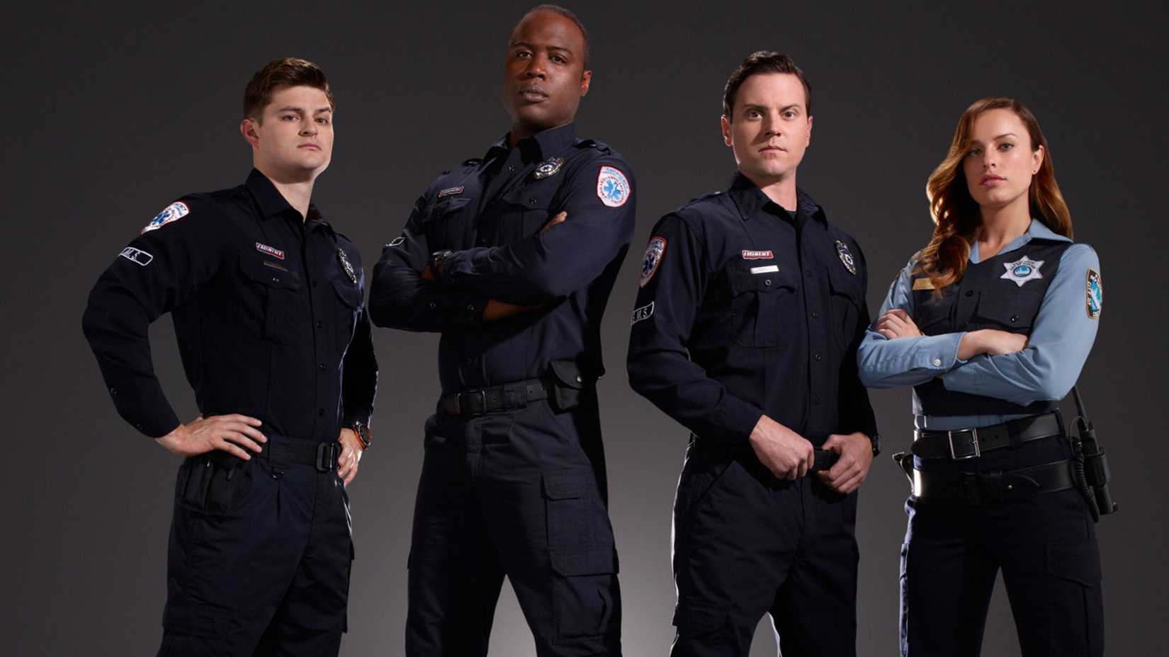 Elenco de Sirens em seus uniformes de paramédicos