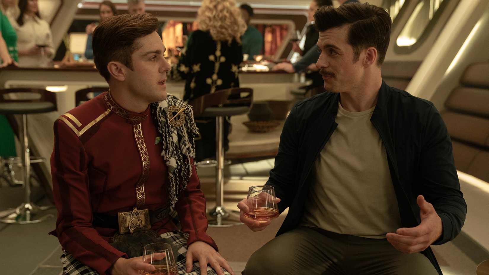 Scotty e Sam Kirk em cena