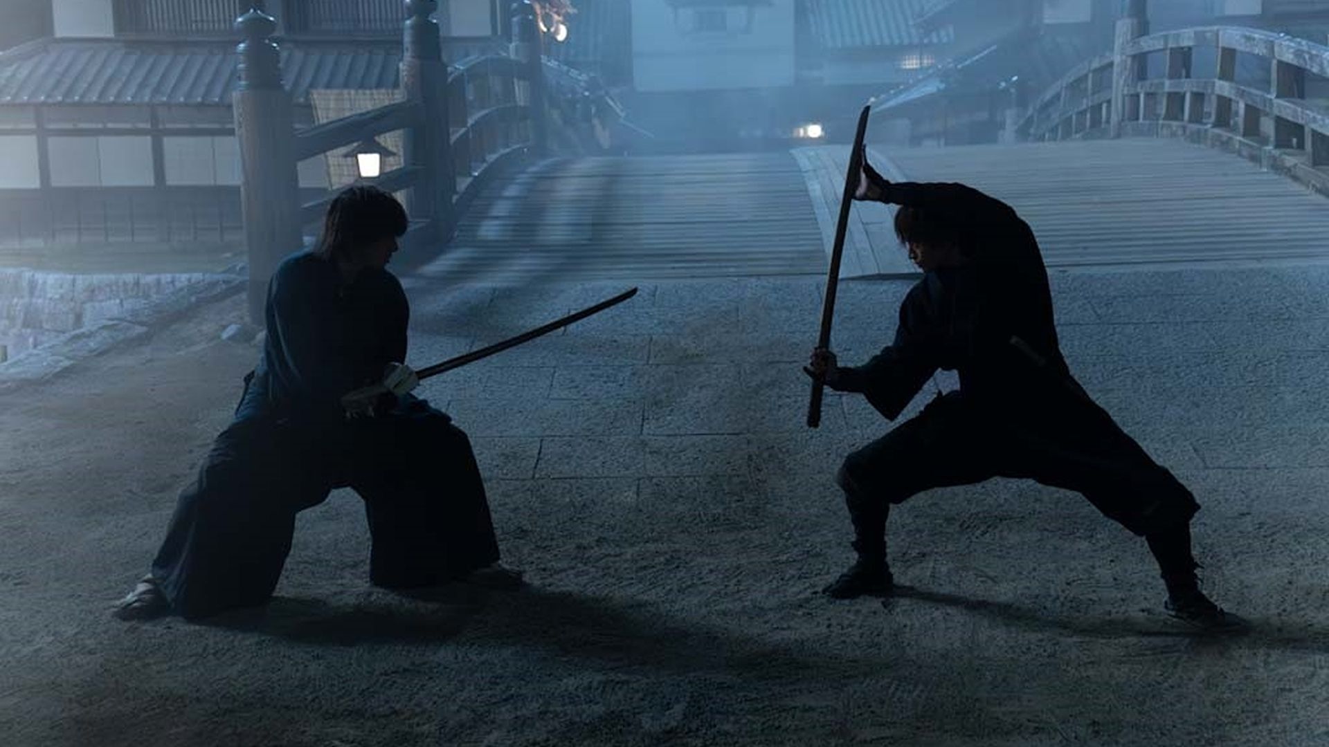 Toshizo enfrentando oponente em cena de combate de Song of the Samurai