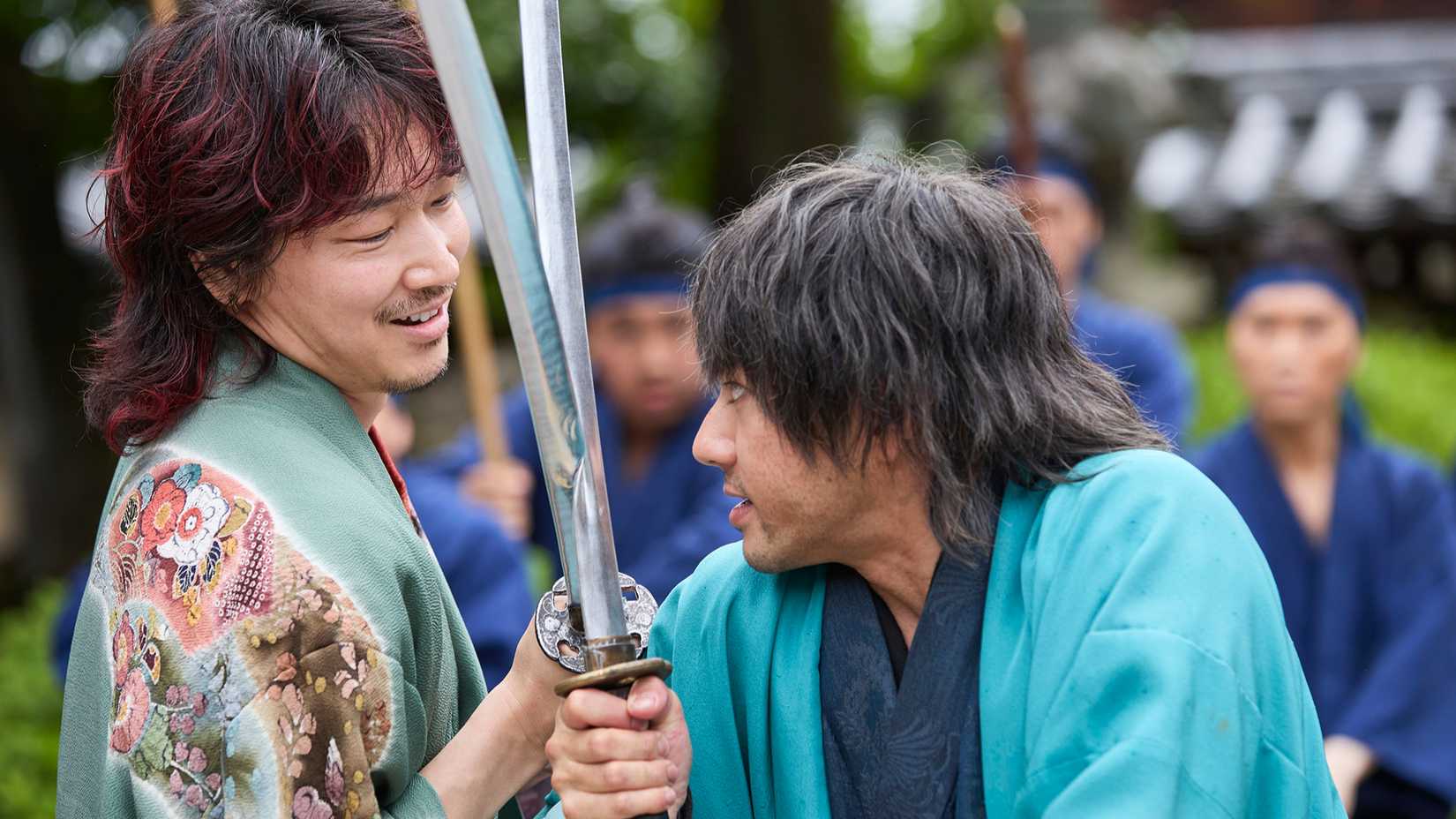 Toshizo em combate durante cena de ação em Song of the Samurai