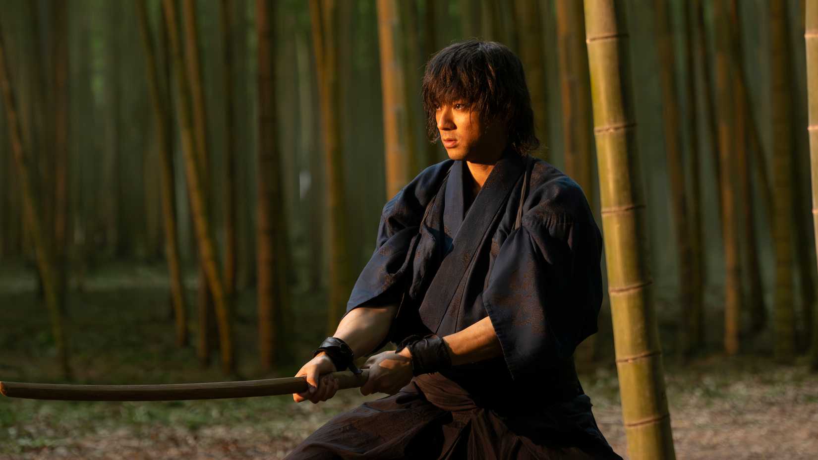 Toshizo segurando uma espada de madeira em Song of the Samurai