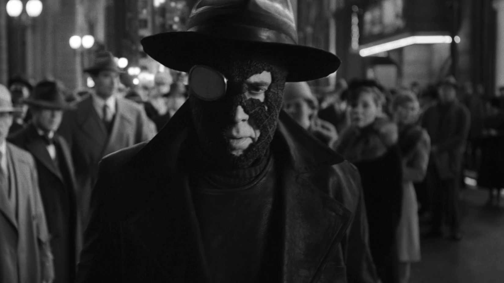 Nicolas Cage como o protagonista de Spider-Noir com a máscara danificada
