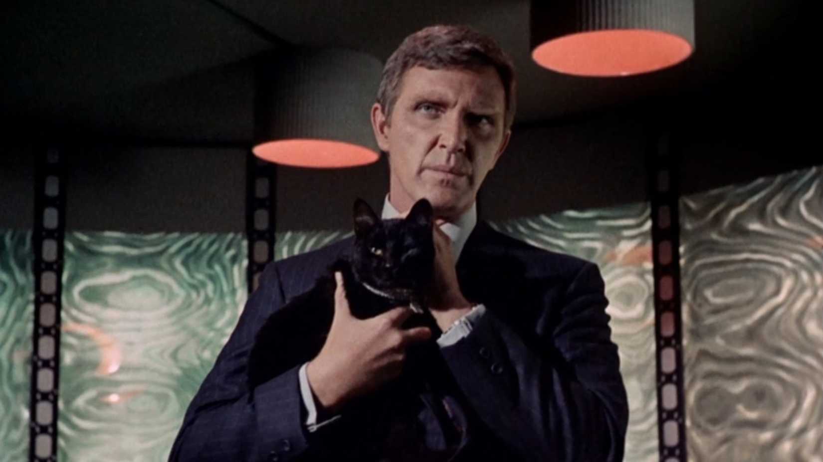Gary Seven segurando sua gata Isis na plataforma de transporte da Enterprise