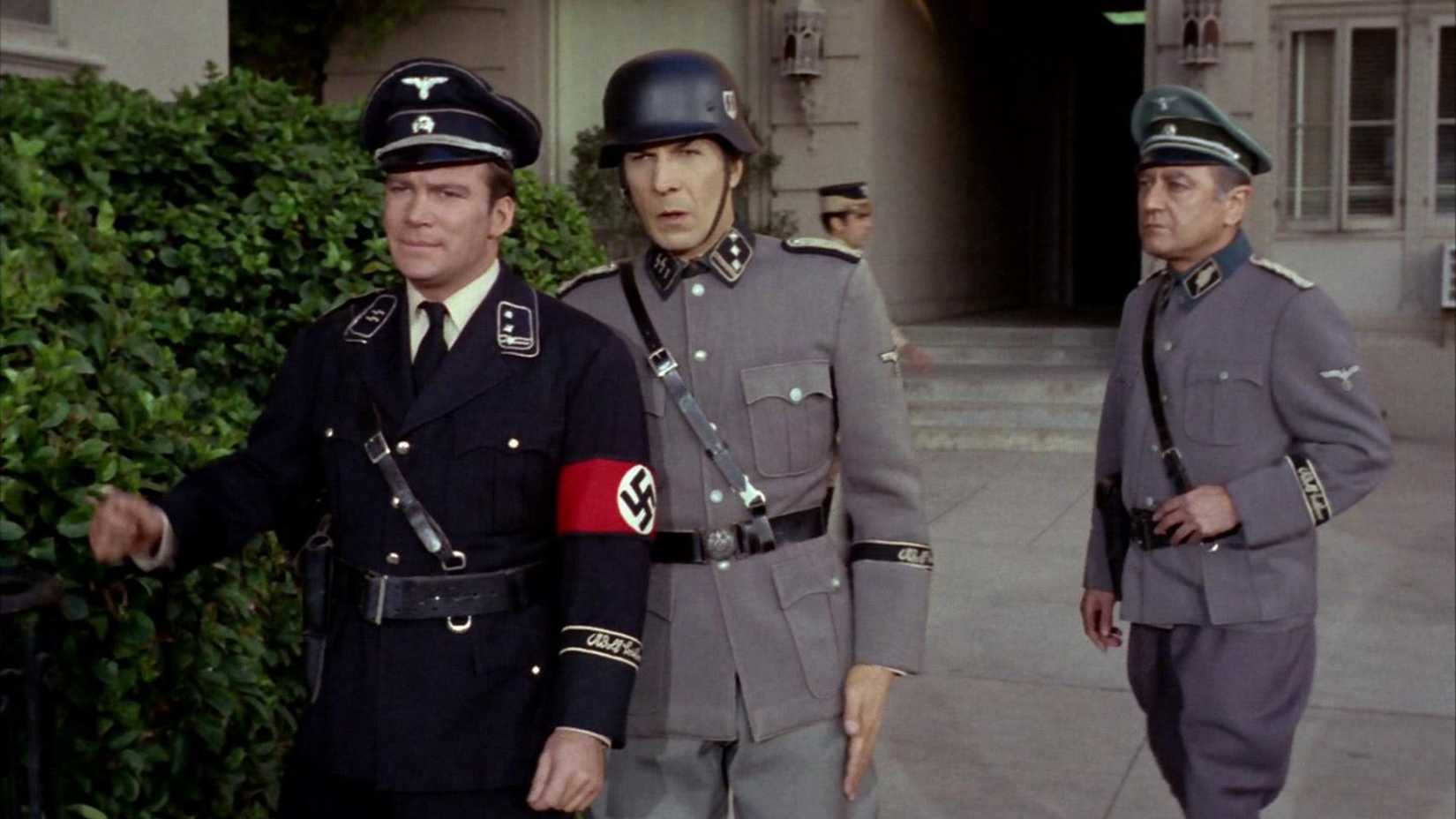 Kirk e Spock usando uniformes nazistas em Patterns of Force
