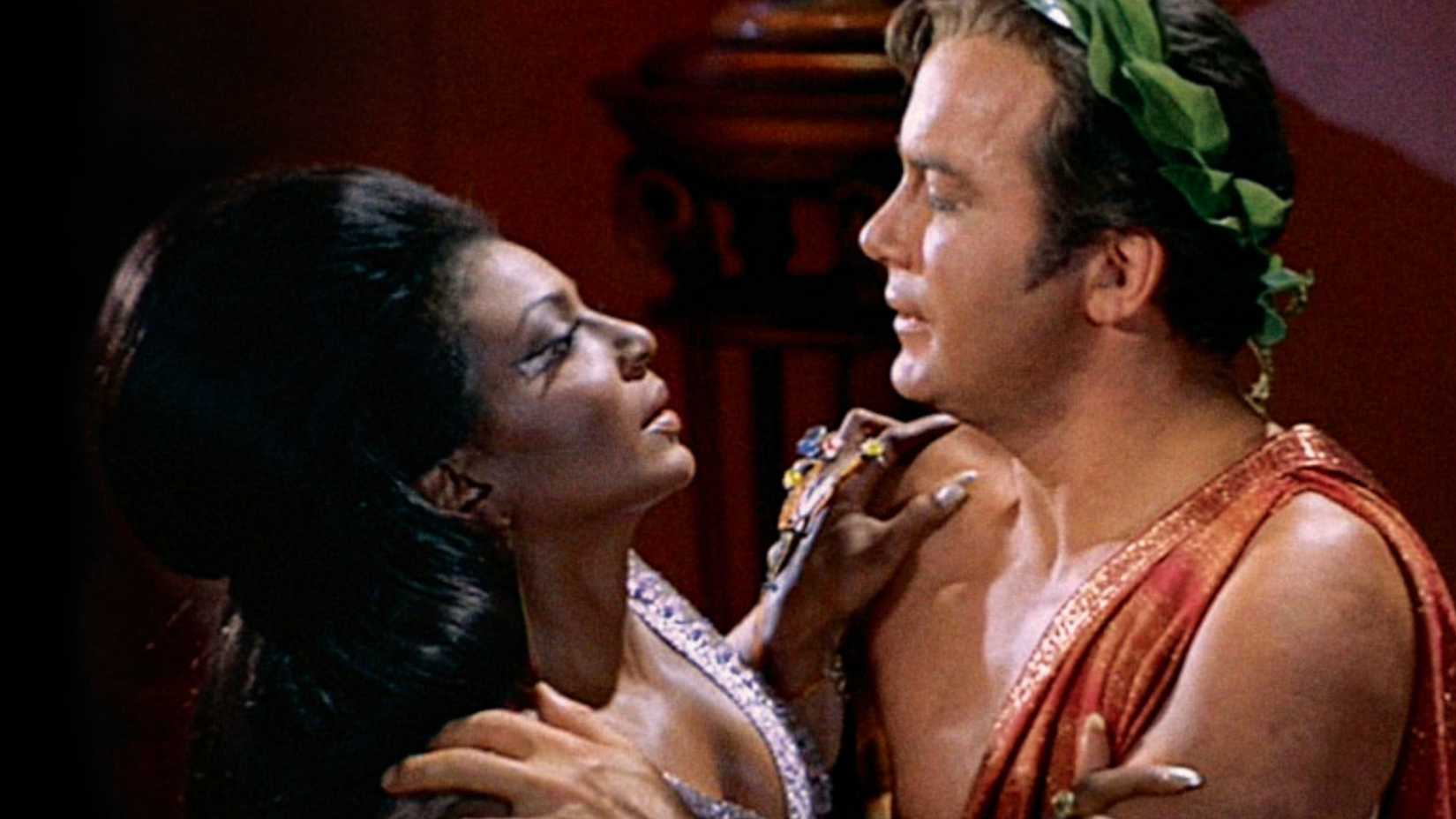 Kirk e Uhura em cena de Plato's Stepchildren