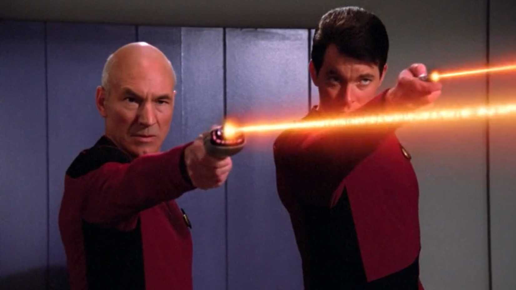 Picard e Riker em cena de Conspiracy