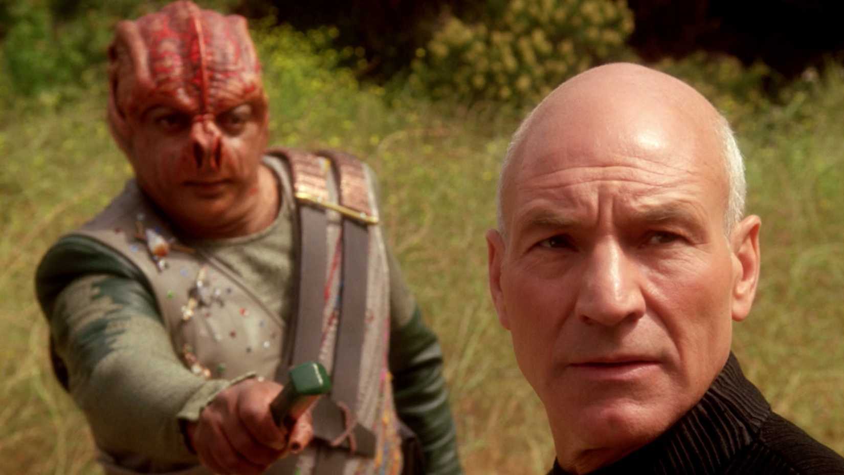 Dathon hands Picard a weapon in Star Trek TNG "Darmok"