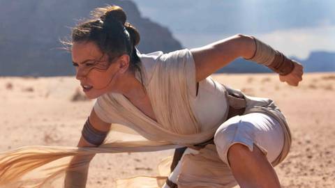 Rey Skywalker (Daisy Ridley) crouching in Star Wars: The Rise of Skywalker