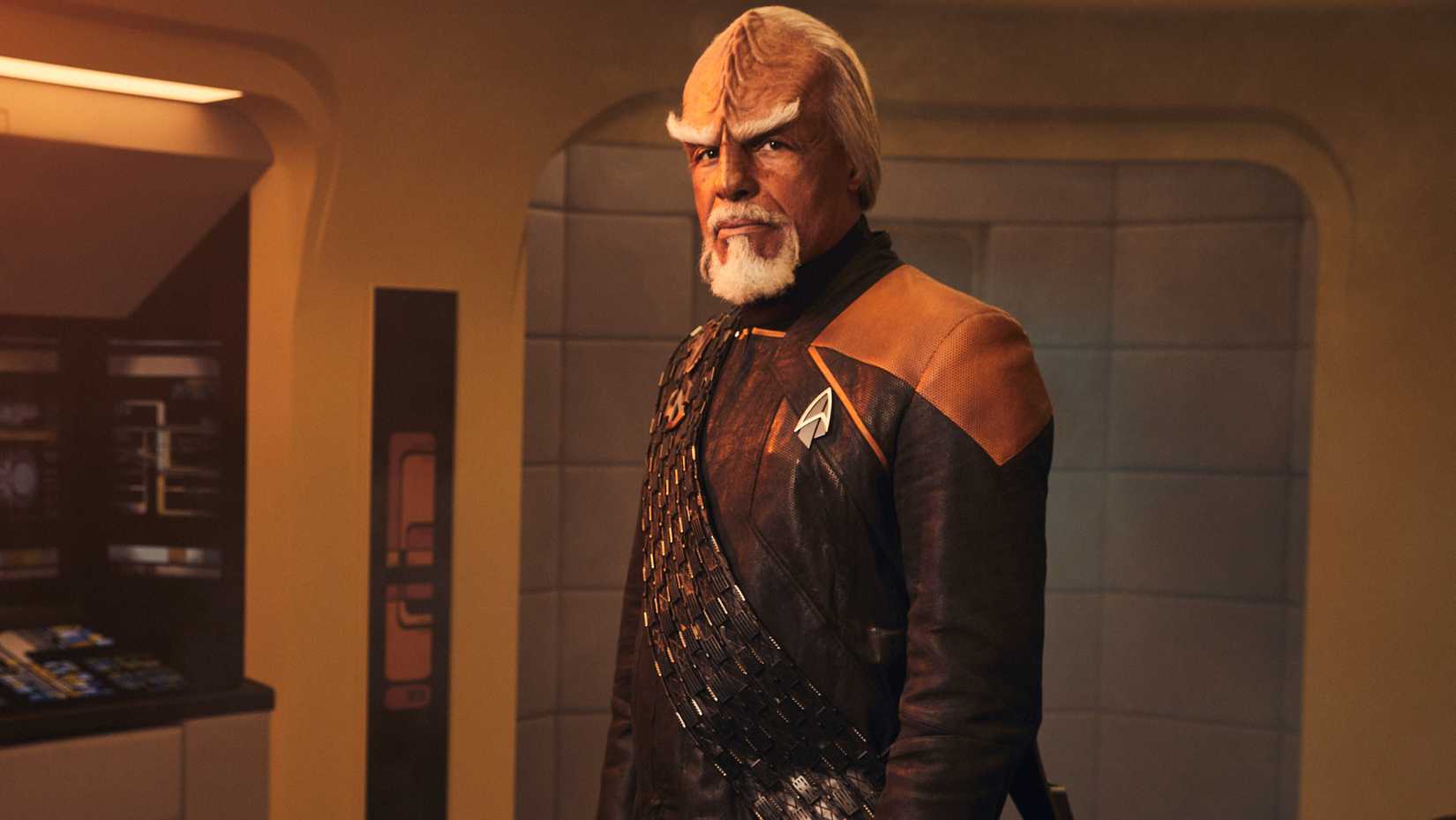 Capitão Worf na ponte da Enterprise