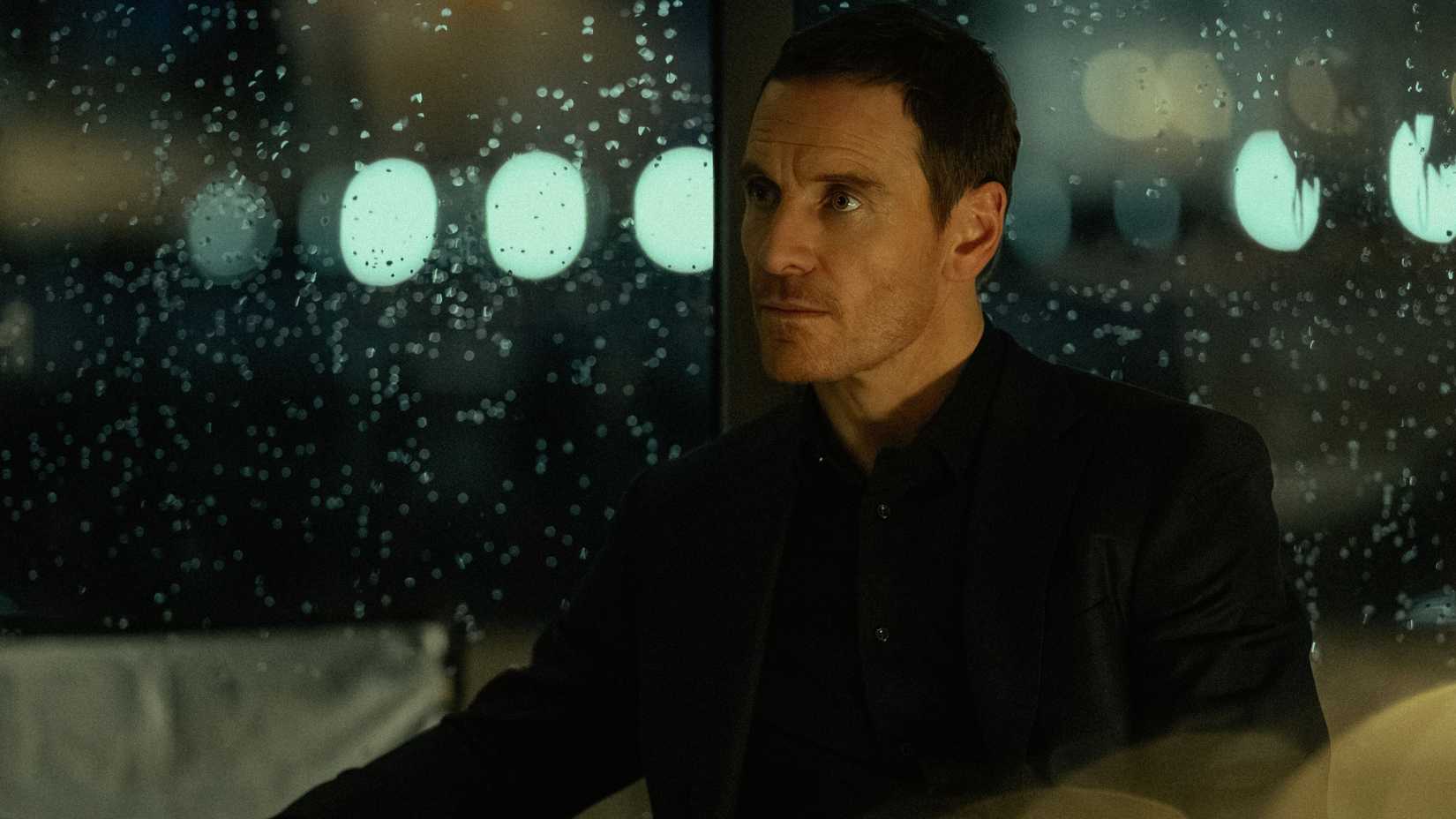 Michael Fassbender como Martian em The Agency