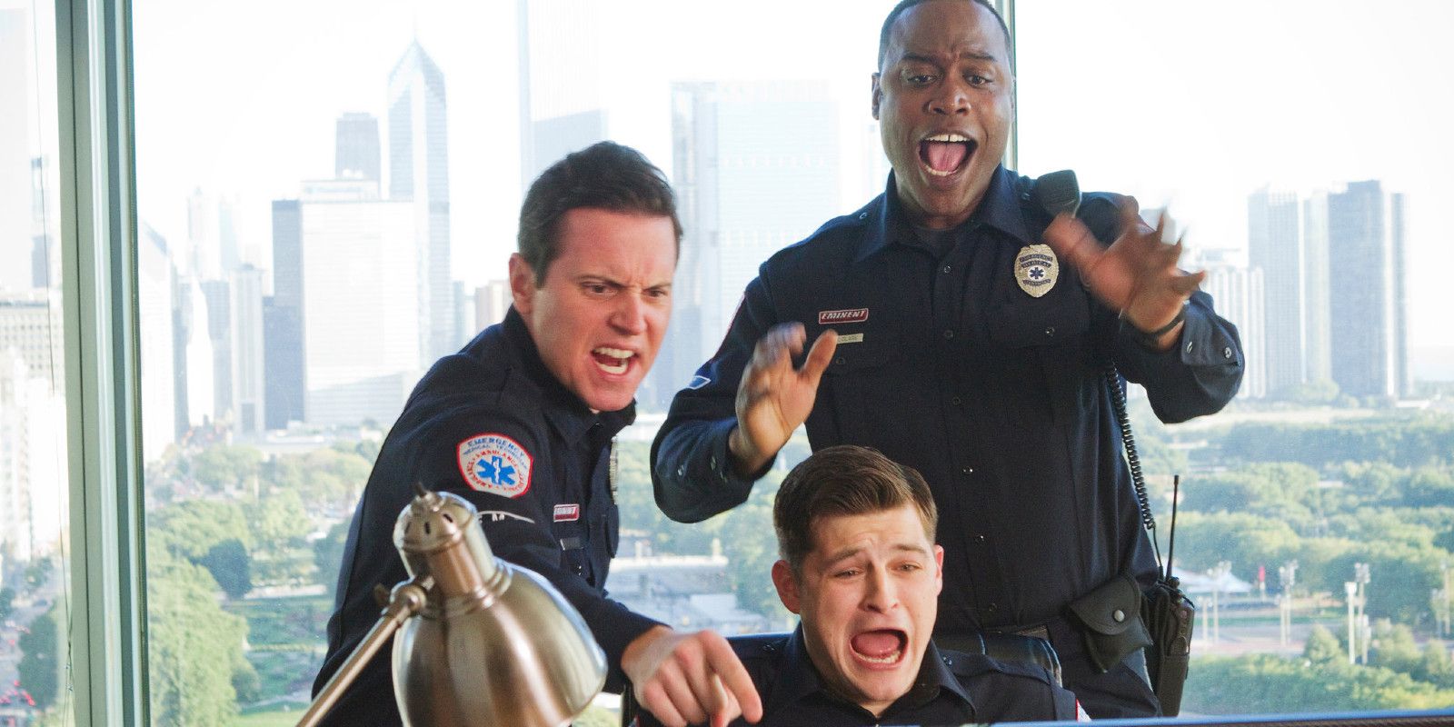 Elenco de Sirens em ação