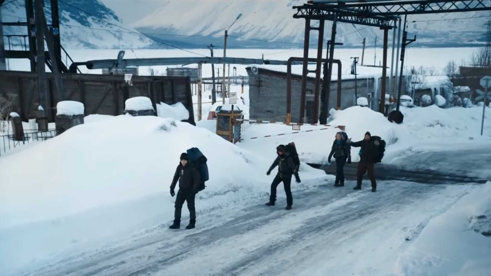 Estudantes em terreno nevado em Devil's Pass