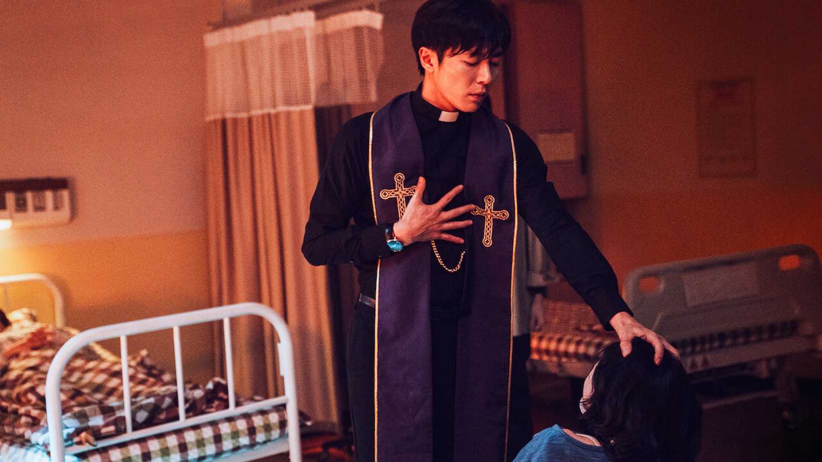 Cena de exorcismo em The Guest