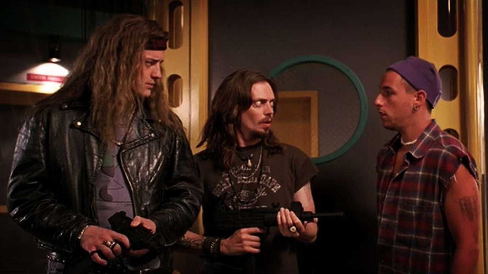 Membros da banda Lone Rangers com armas de plástico em Airheads