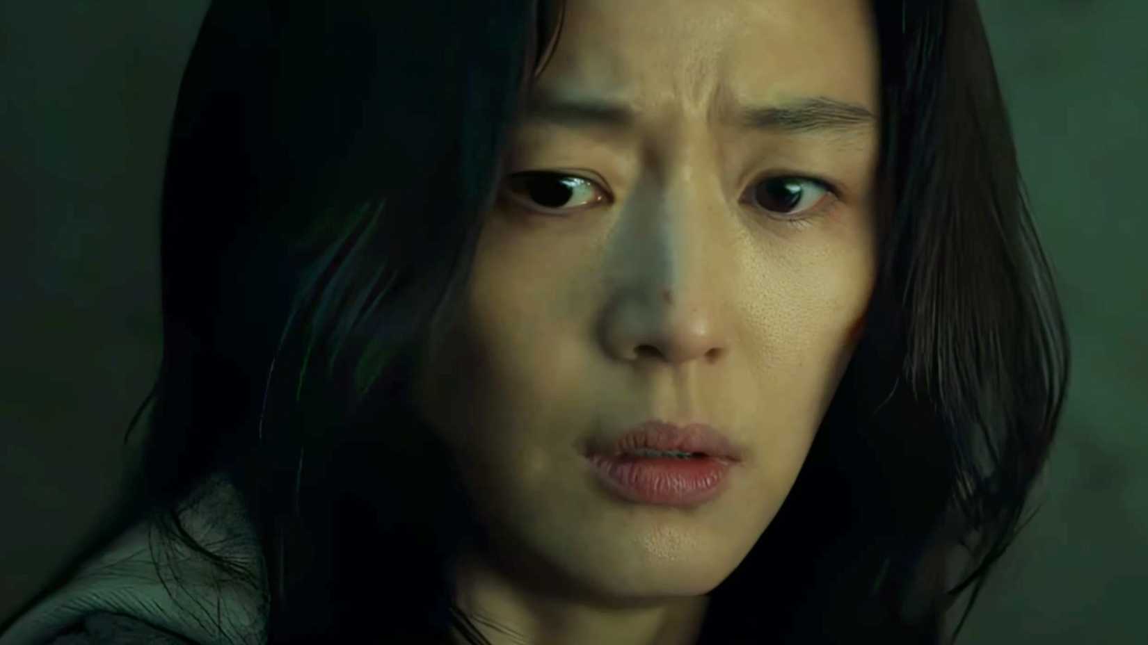 Professora em cena de tensão no filme Colony