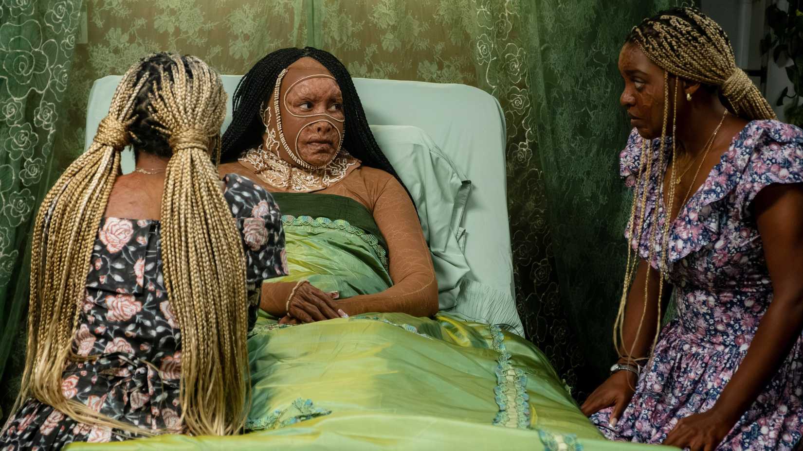 As irmãs Racine e Anaia em cena de Is God Is