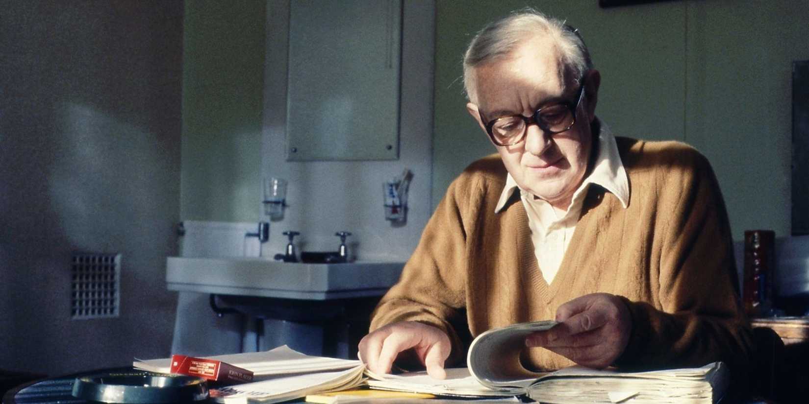 Alec Guiness reading a book in Tinker Tailor Soldier Spy