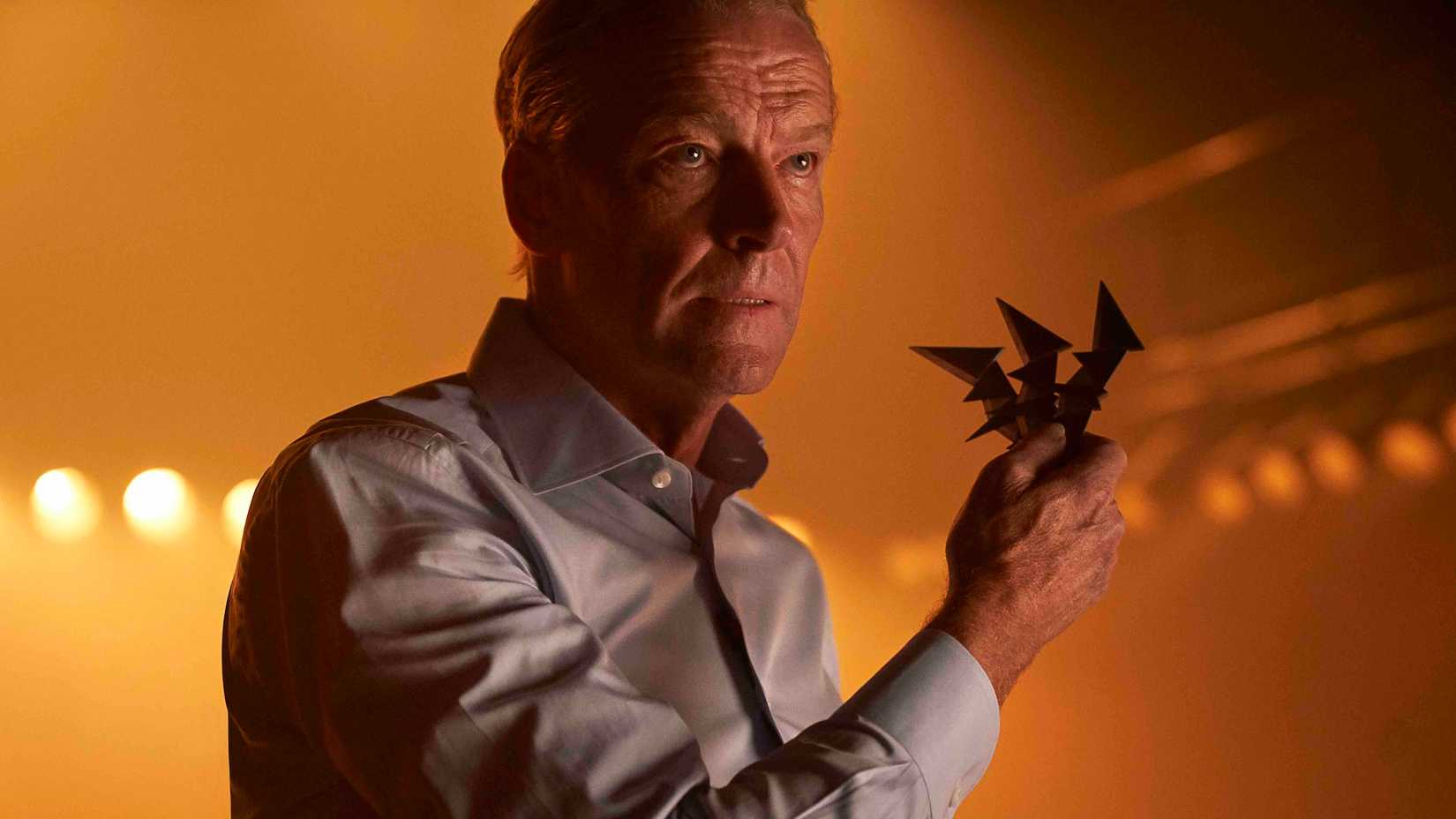 Iain Glen como Bruce Wayne em Titans