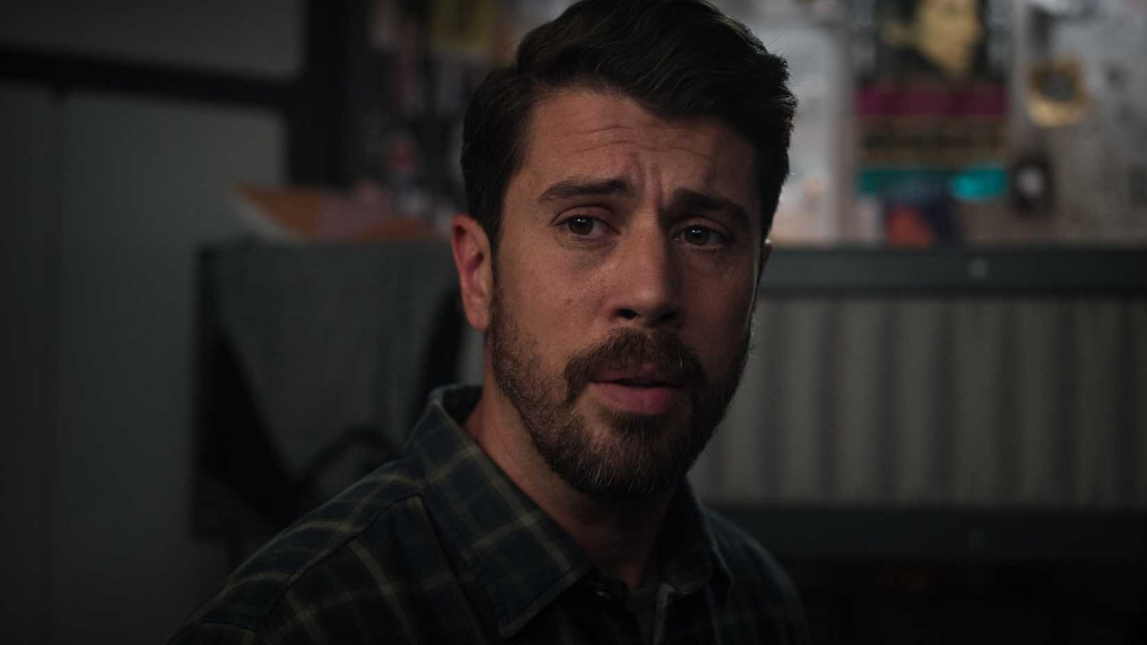 Toby Kebbell como Miles Dale em For All Mankind