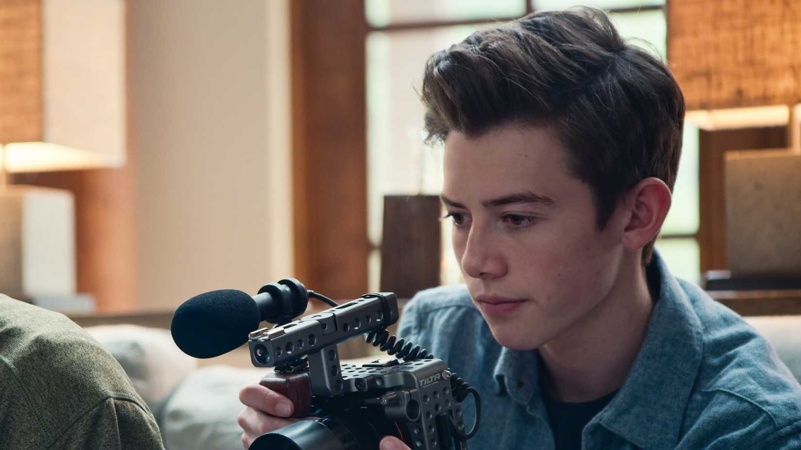  Griffin Gluck holding a camera in American Vandal.